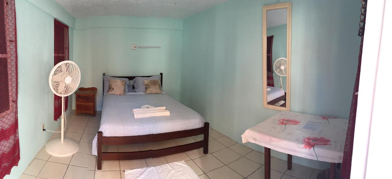 Blue Wave Guest House Caye Caulker Bagian luar foto