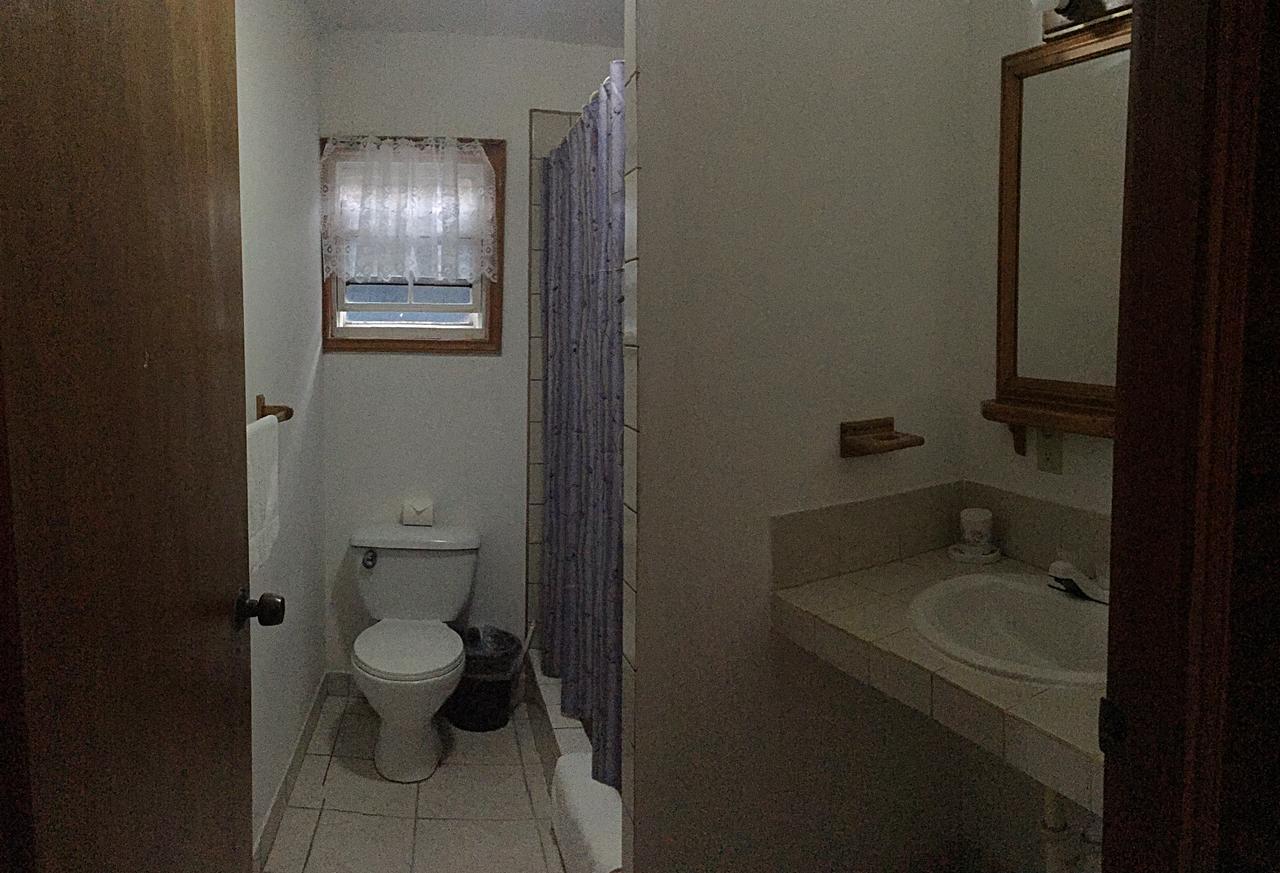 Blue Wave Guest House Caye Caulker Bagian luar foto