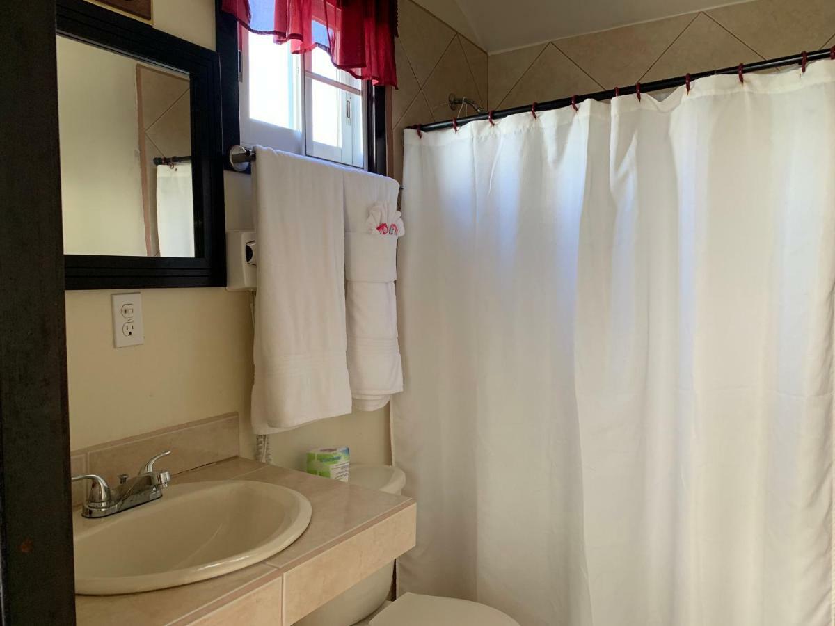 Blue Wave Guest House Caye Caulker Bagian luar foto