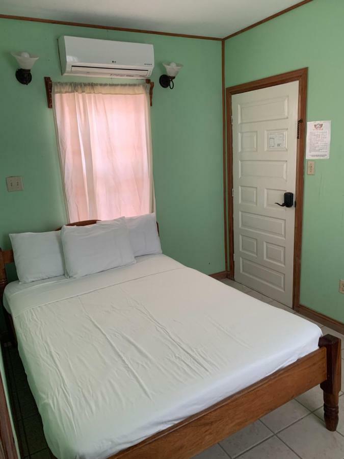 Blue Wave Guest House Caye Caulker Bagian luar foto