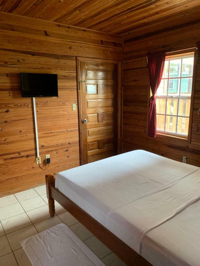 Blue Wave Guest House Caye Caulker Bagian luar foto